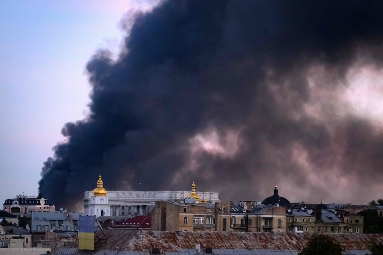 Savua nousee rakennusten ylle Venäjän ilmaiskujen jälkeen Kiovan keskustassa 8. syyskuuta Venäjän Ukrainaan kohdistaman hyökkäyssodan aikana. AFP:n toimittajien mukaan Kiovassa kuultiin useita ”voimakkaita” räjähdyksiä, kun Venäjä jatkoi iskujaan Ukrainan pääkaupunkiin kolmen päivän tauon jälkeen.