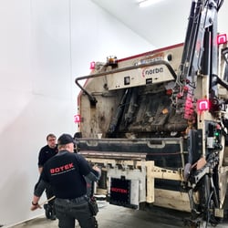 Punnitsevan jäteauton pilotointi alkoi Pudasjärvellä – tekniikka voi ensi vuonna vaikuttaa jätehuollon maksuihin
