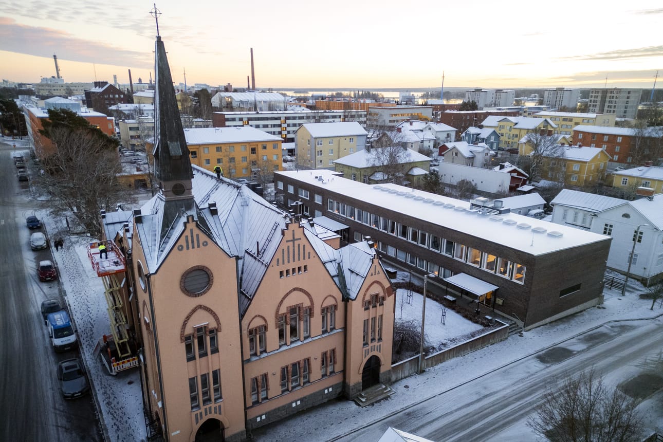 Palosaaren seurakuntatalo on ruskea rakennus Palosaaren kirkon takana. Rakennusta on remontoitu tänä vuonna.