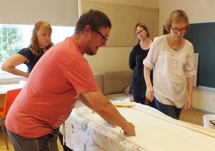 Taiteiden elokuussa Hannu Korpua opasti kankaan kiinnitystä taulunpohjustus työpajassa.Taiteiden elokuussa Hannu Korpua opasti kankaan kiinnitystä taulunpohjustus työpajassa.