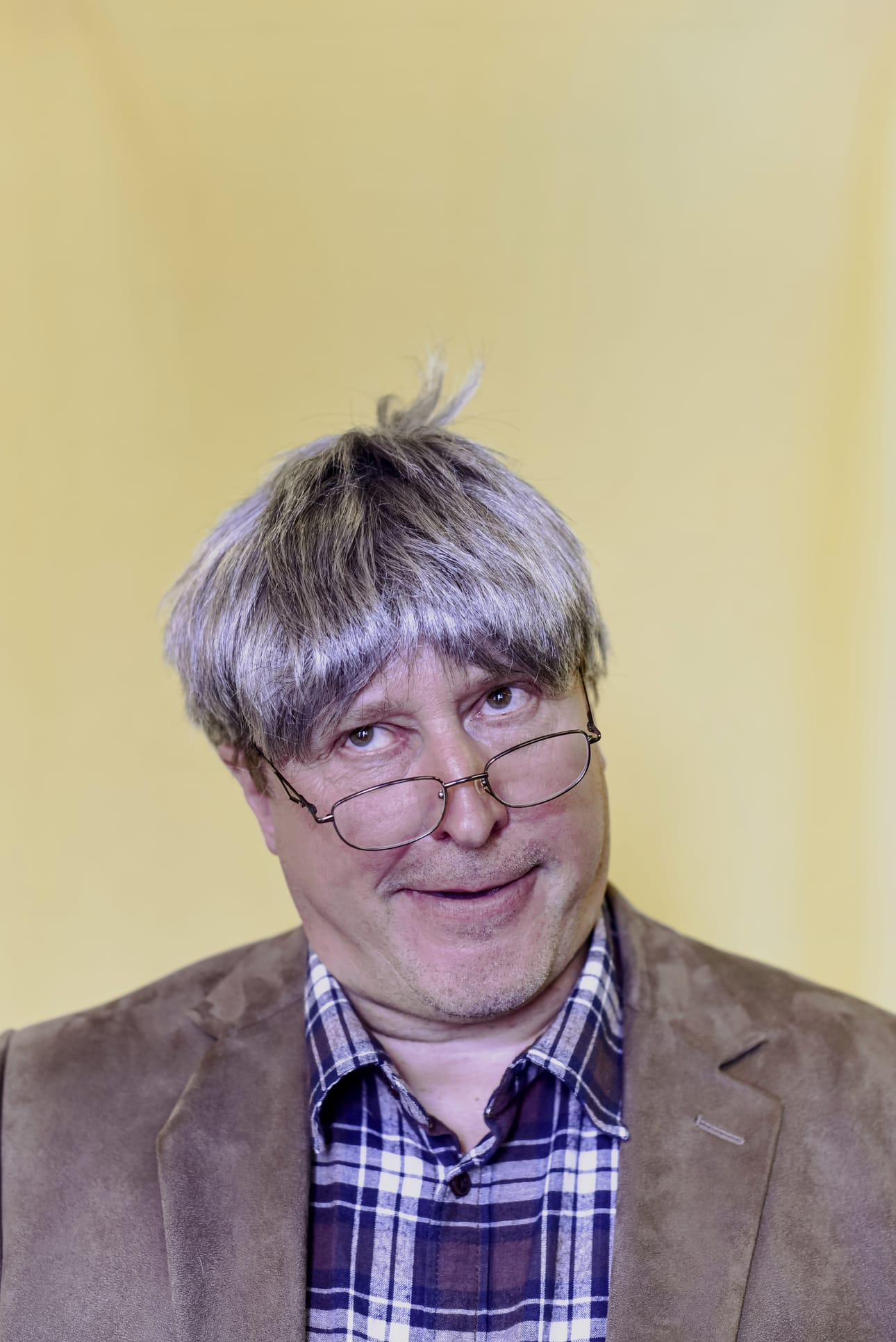 Paavo Vuotinki (Pekka Tervakangas) saa Tuomiojan kesäteatterin näytelmässä oireita. Näytelmän lopussa kaikki selviää.