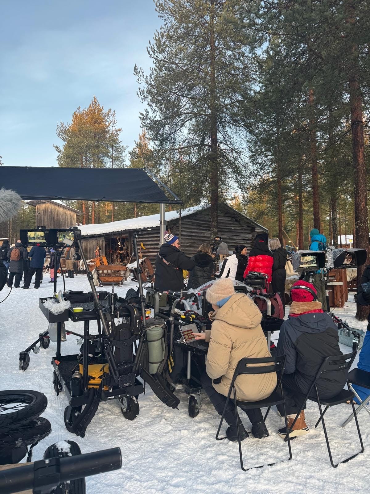 Kansainväliset elokuvatuotannot ovat tavallisesti kokoluokaltaan suomalaisia elokuvatuotantoja suurempia.