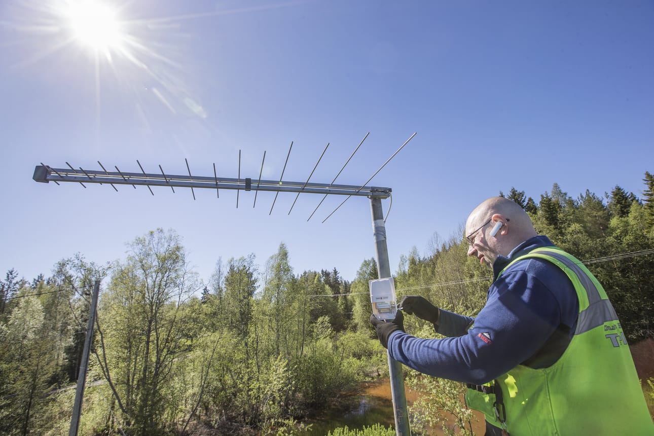 Teleasentaja Pekka Aho mallaa suodatinta martinniemeläisen Arvo Liedeksen katolla.