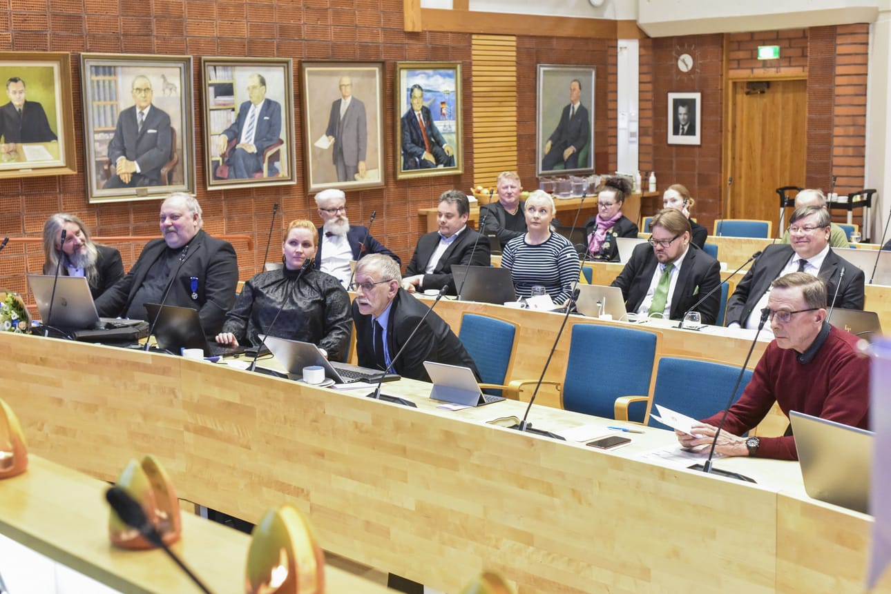 Kuusamon kaupunginvaltuusto kokousti tiistaina 21.3.2023. Puolet valtuutetuista oli esteellisinä hetken poissa tilasta, kun valtuustoaloitetta palkkioiden antamisesta Ukrainan hyväksi käsiteltiin.