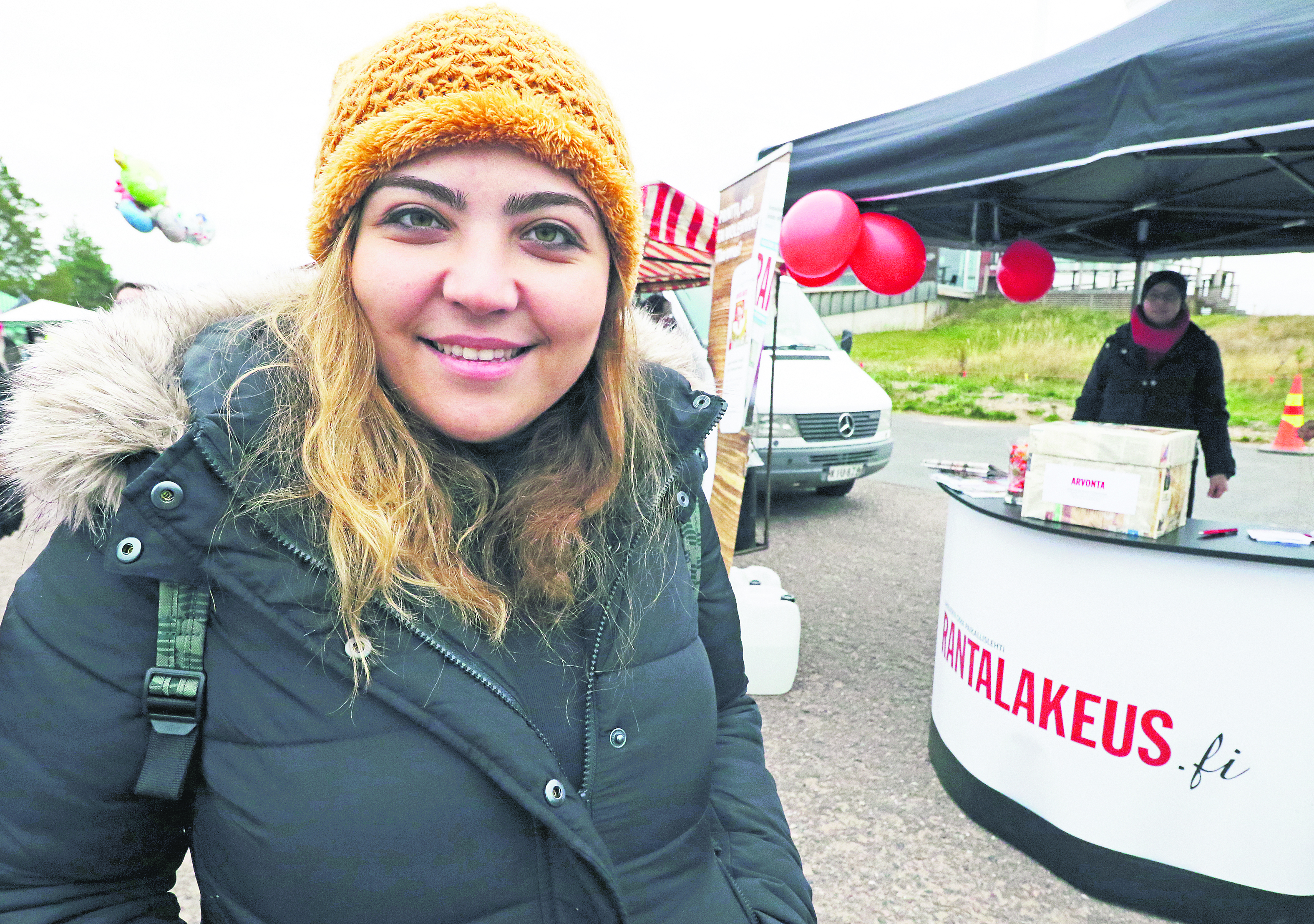 Turkkilainen Seda Öztürk vieraili Siikamarkkinoilla ja Hailuodossa ensimmäistä kertaa. Rantalakeuden pisteellä hän osallistui arvontaan.