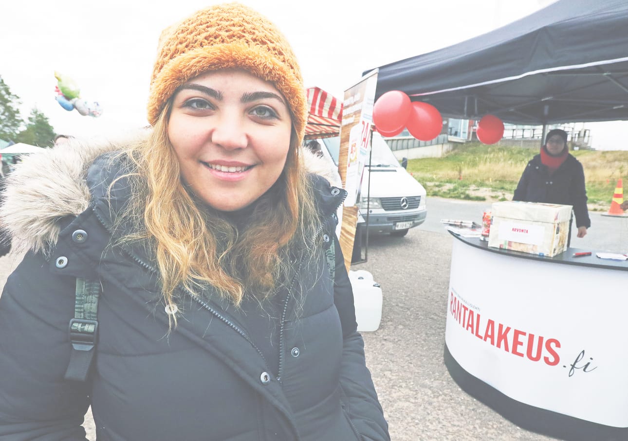 Turkkilainen Seda Öztürk vieraili Siikamarkkinoilla ja Hailuodossa ensimmäistä kertaa. Rantalakeuden pisteellä hän osallistui arvontaan.
