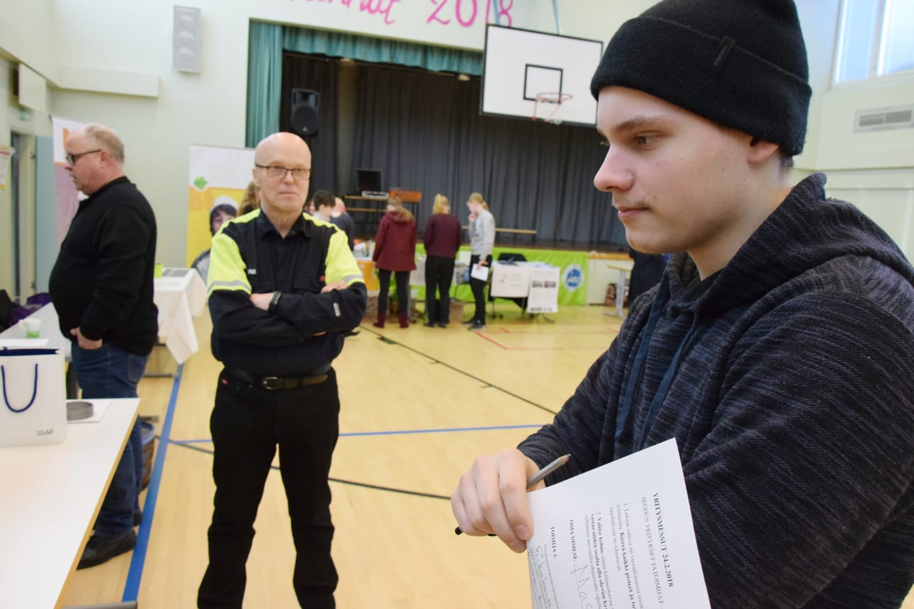 Matti Väisänen vaihtoi kuulumisia ensi kesän työnantajan SSAB:n edustajien kanssa. Taustalla SSAB:n Pulkkilan tehtaan johtaja Kari Salin.