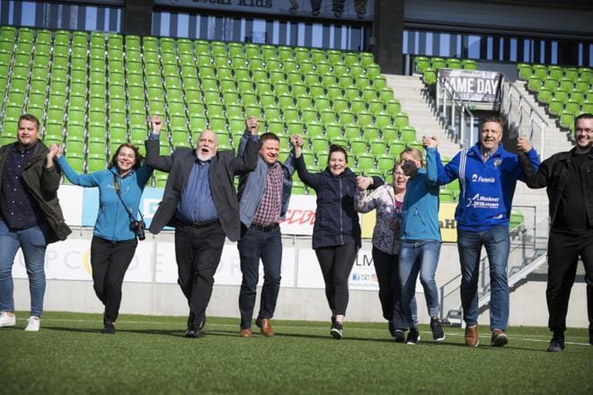 Tämä iloinen porukka on yhteistyössä tammikuusta lähtien miettinyt sisällön Unelmien liikuntapäivään, jota vietetään toukokuun toisena perjantaina Elisa Stadionilla. Päivän tärkeimpänä tarkoituksena on innostaa vaasalaisia huolehtimaan kunnostaan, myös koko loppuelämän ajan. Kynnyksestä lähteä mukaan on tehty mahdollisimman matala miettimällä monipuolinen ohjelma, jossa olisi jotain kiinnostavaa jokaiselle. KUVA: JARNO PELLINEN