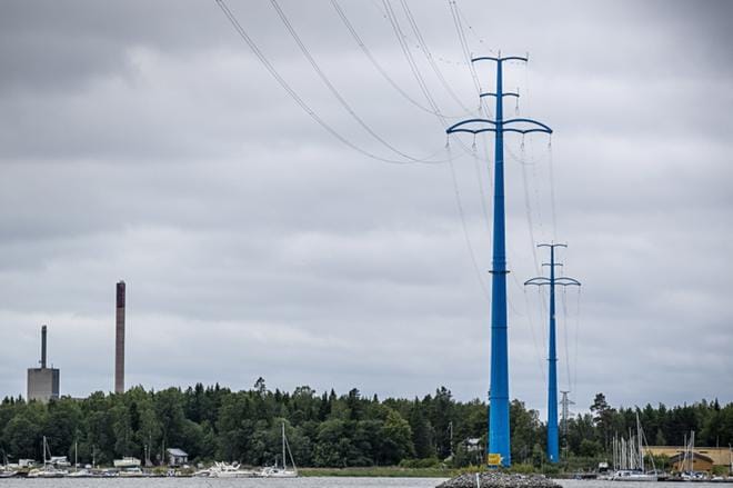 Sähkön hinta ja siirtohintojen korotukset mietityttävät kuluttajia. KUVAT: PAULA KASKIMAA