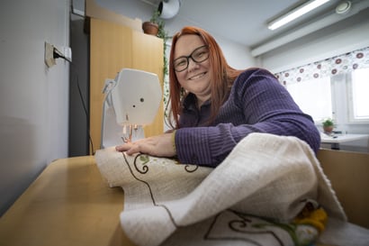 Oululainen Tiia Syvänen, 32, on saanut arkeaan hallintaan kuntouttavan työtoiminnan avulla – Se katkesi kuukausiksi, kun vastuu siirtyi kaupungilta Pohteelle