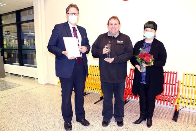 Etelä-Pohjanmaan paikallislehtien myöntämän Antti-patsaan ylilääkäri Matti Rekiarolle luovuttivat Kauhajoki-lehden päätoimittaja Tuomas Koivuniemi ja Lapuan Sanomien päätoimittaja Tarja Kojola. KUVA: ANITA HUHTAMÄKI