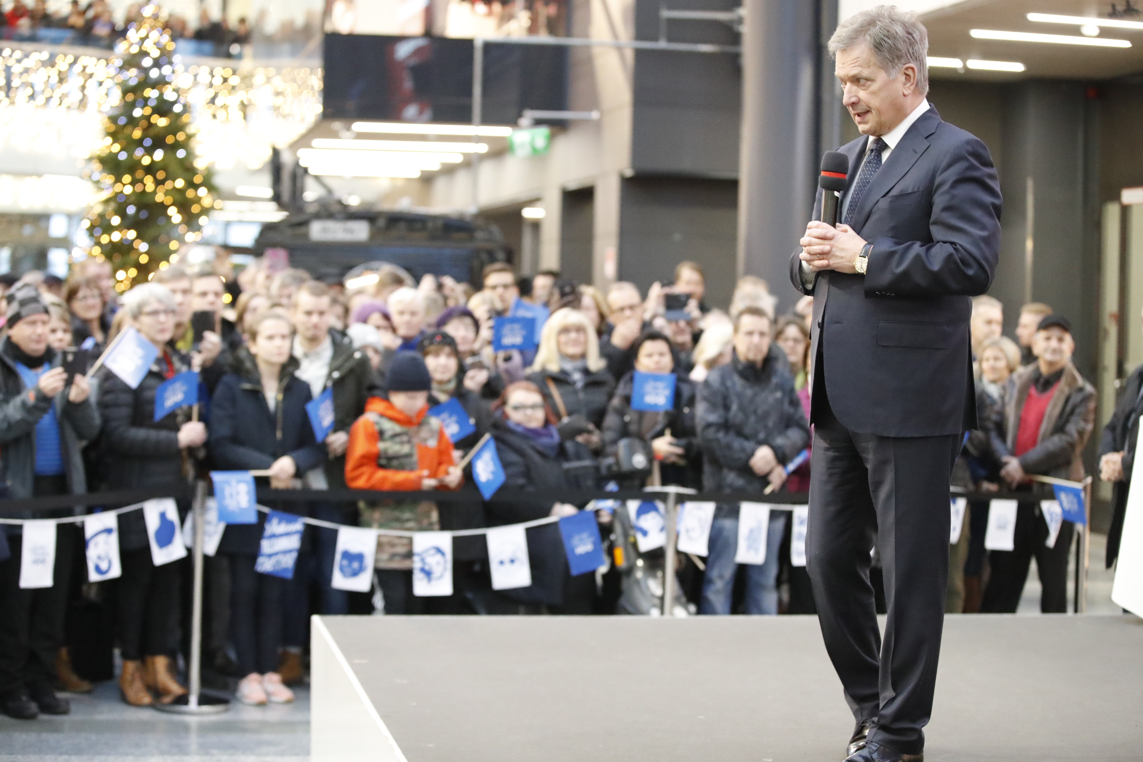 Presidentti Sauli Niinistö puhui oululaisille kauppakeskus Valkean kesäkadulla.