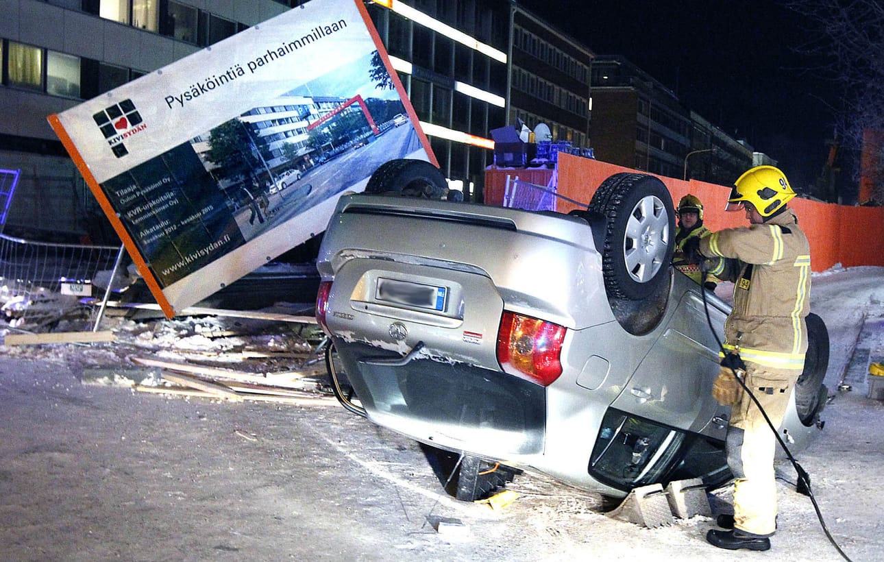 Auto pyörähti katolleen Hallituskadulla kallioparkin työmaan kohdalla.