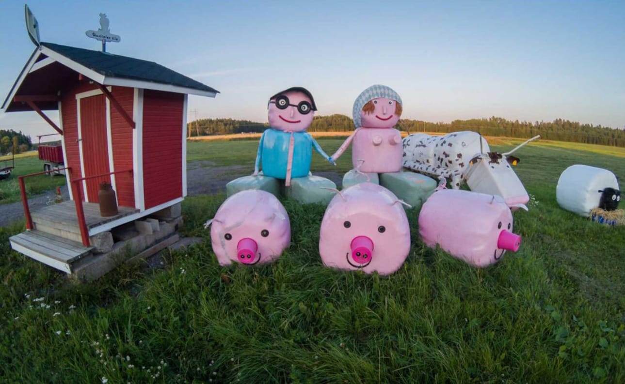 Maanteiden varsilla näkyneillä värikkäillä paaleilla on tuettu syöpätaistelua.