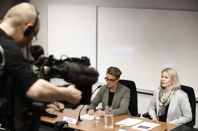 Tutkinnanjohtaja Sanna Springare (oik.) ja rikosylikomisario Sari Sarani Keskusrikospoliisista tiedottivat keskiviikkona laajasta rikoskokonaisuudesta. KUVA: JOEL MAISALMI