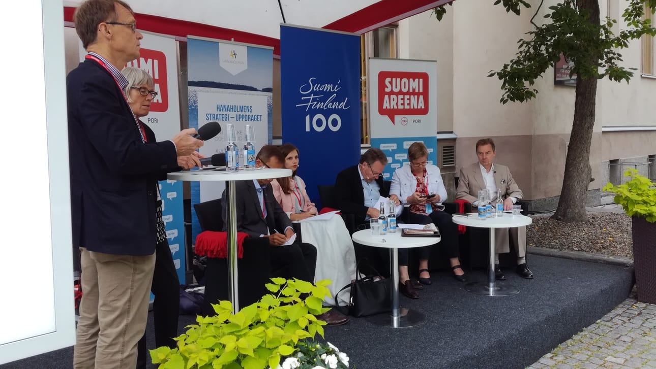 Suomen ja Ruotsin puolustusyhteistyölle toivottiin hyvää jatkoa Suomi-Areena keskustelussa. Panelisteina olivat Jacob Westberg (oik.), Krista Mikkonen, Ilkka Kanerva, Alexandra Völker ja Juha Pyykönen. Juontajina olivat Maria Romantschuk ja Anders Gardberg.