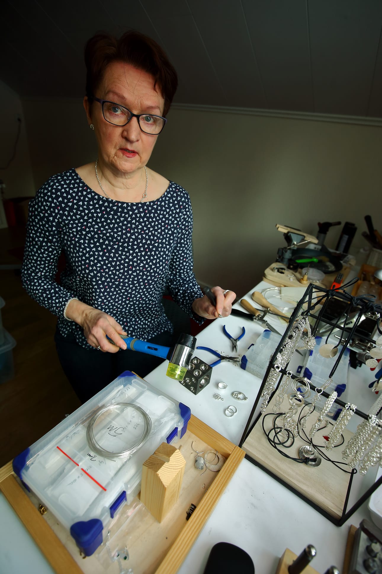 Kaija Tuomelalla on kotonaan pieni koruvalmistamo. Hän valmistaa hopeakoruja sterling-hopeasta. Siinä on 92,5 prosenttia hopeaa ja 7,5 prosenttia kuparia, joka antaa lujuutta ja halvempana laskee seoksen hintaa.