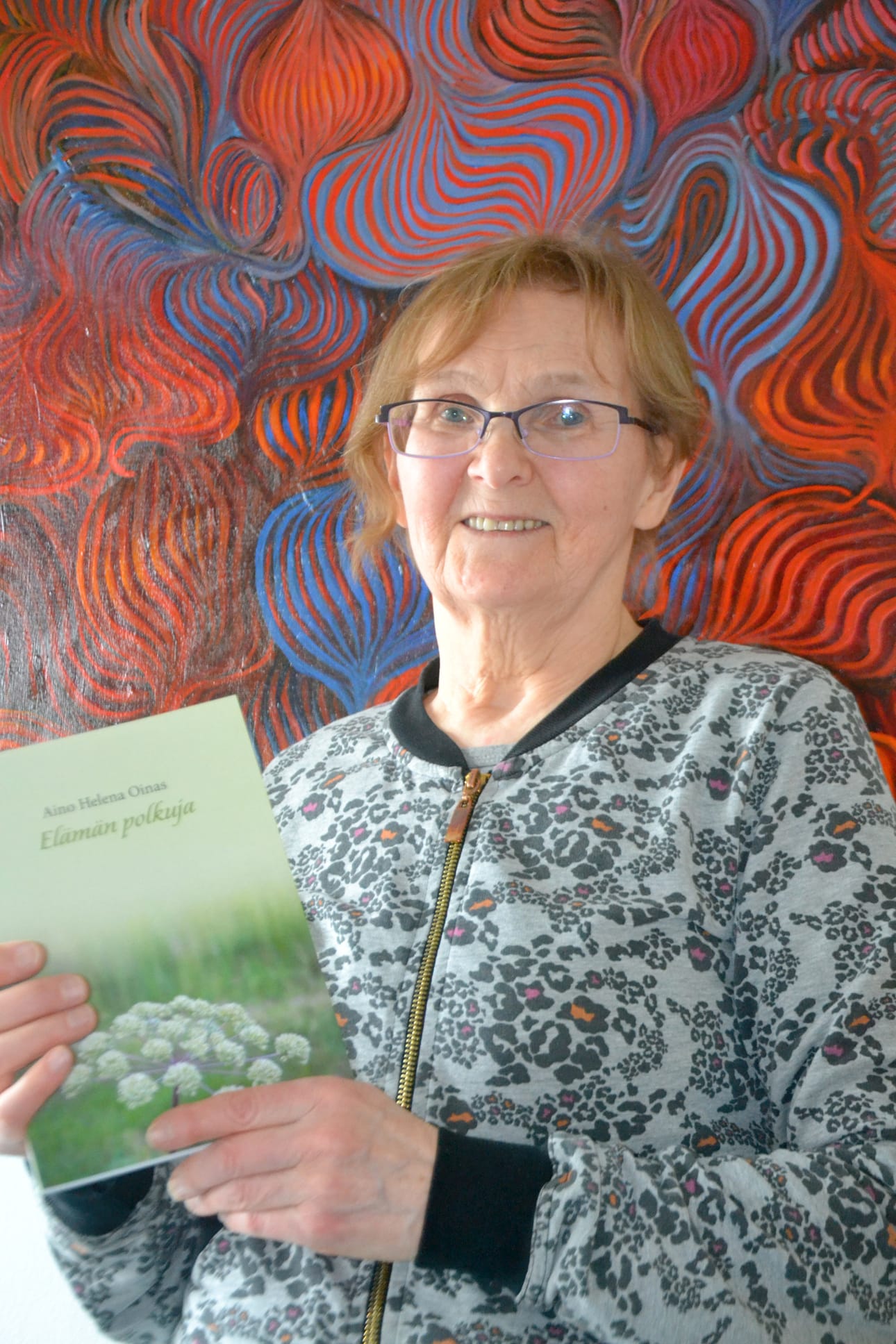 Joskus syntyy useampi runo päivässä, joskus taas menee viikkokin kirjoittamatta, kertoo Aino Helena Oinas.