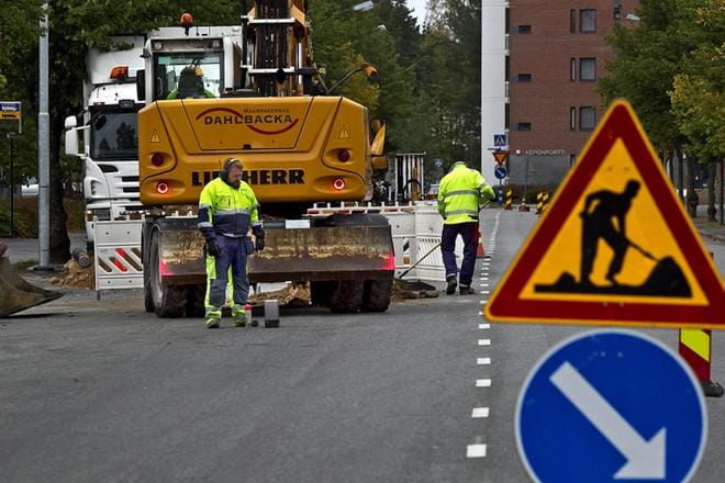 Vesi- ja jätehuollon, sähkön- ja lämmönsiirron ja tietoliikenteen tarpeet vaativat usein teiden ja katujen avaamista ja katkomista. Turhaa kannattaa kuitenkin välttää. ARKISTOKUVA: HEIKKI HAKANEN