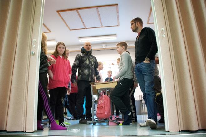 Tuurin 5.-luokan oppilaat opiskelivat kuluneen lukuvuoden koulun näyttämöllä opettajansa Tero Vienolan johdolla, kertoi koulunjohtaja Juha Jokiaho. KUVA: KAROLIINA SYRJÄ