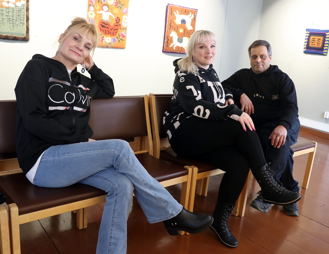 Sipsetti eli Tarja Kultavuori, Arja Tikkanen ja Marko Penninkangas saivat kaupungin kulttuuriavustuksen ensi kesän musiikkinäytelmän valmistamiseen. Se esitetään Villa Väinölässä, josta kuva.
