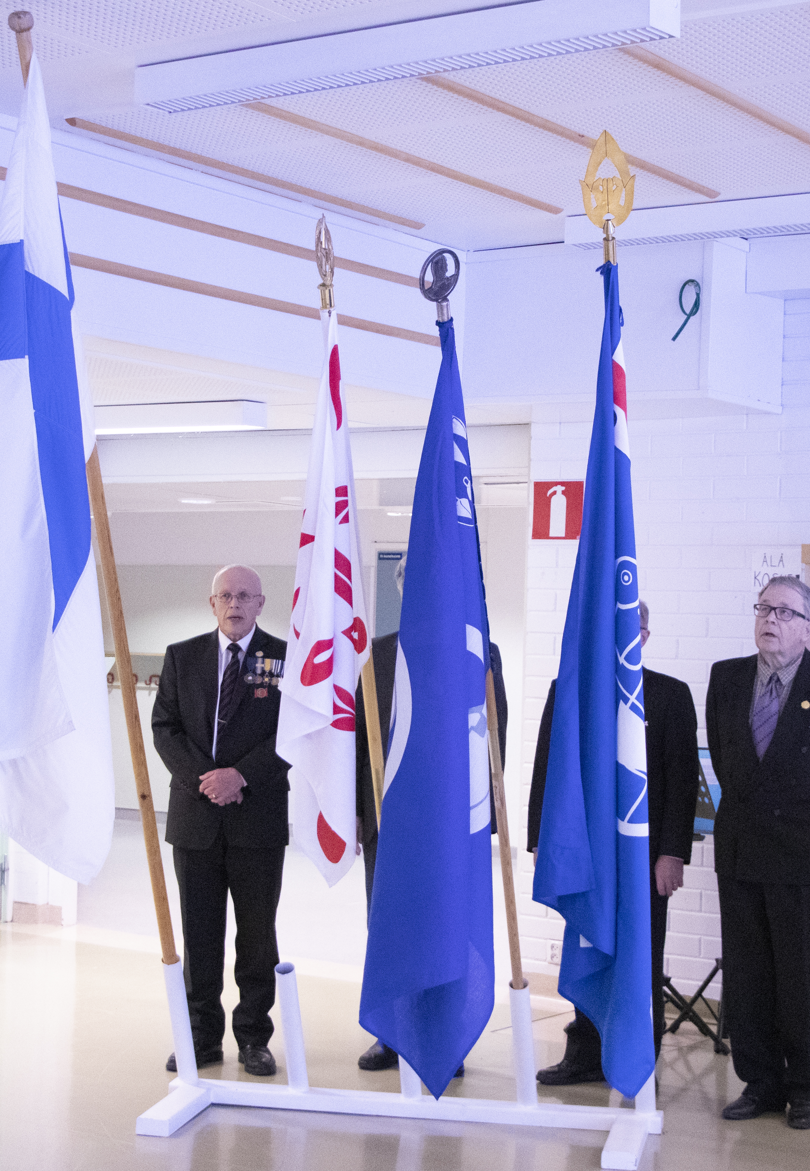 Suomen lipun ja veteraanijärjestöjen lippurivistö toi Siikalatvan kunnan itsenäisyyspäivän juhlaan lisää arvokkuutta. 