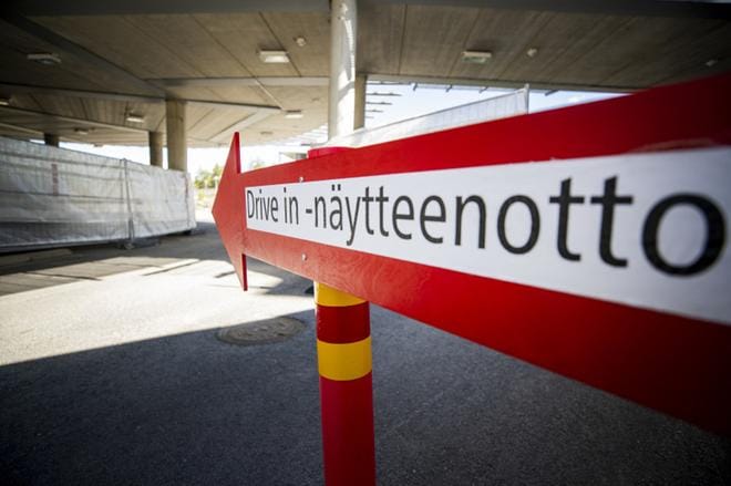 Toimittaja kokeili koronantestauksen drive-in-kaistaa Seinäjoen keskussairaalassa. Kaistalle voi ajaa autolla, moottoripyörällä, polkupyörällä tai vaikka vain kävellä. KUVAT: TANJA KORPELA