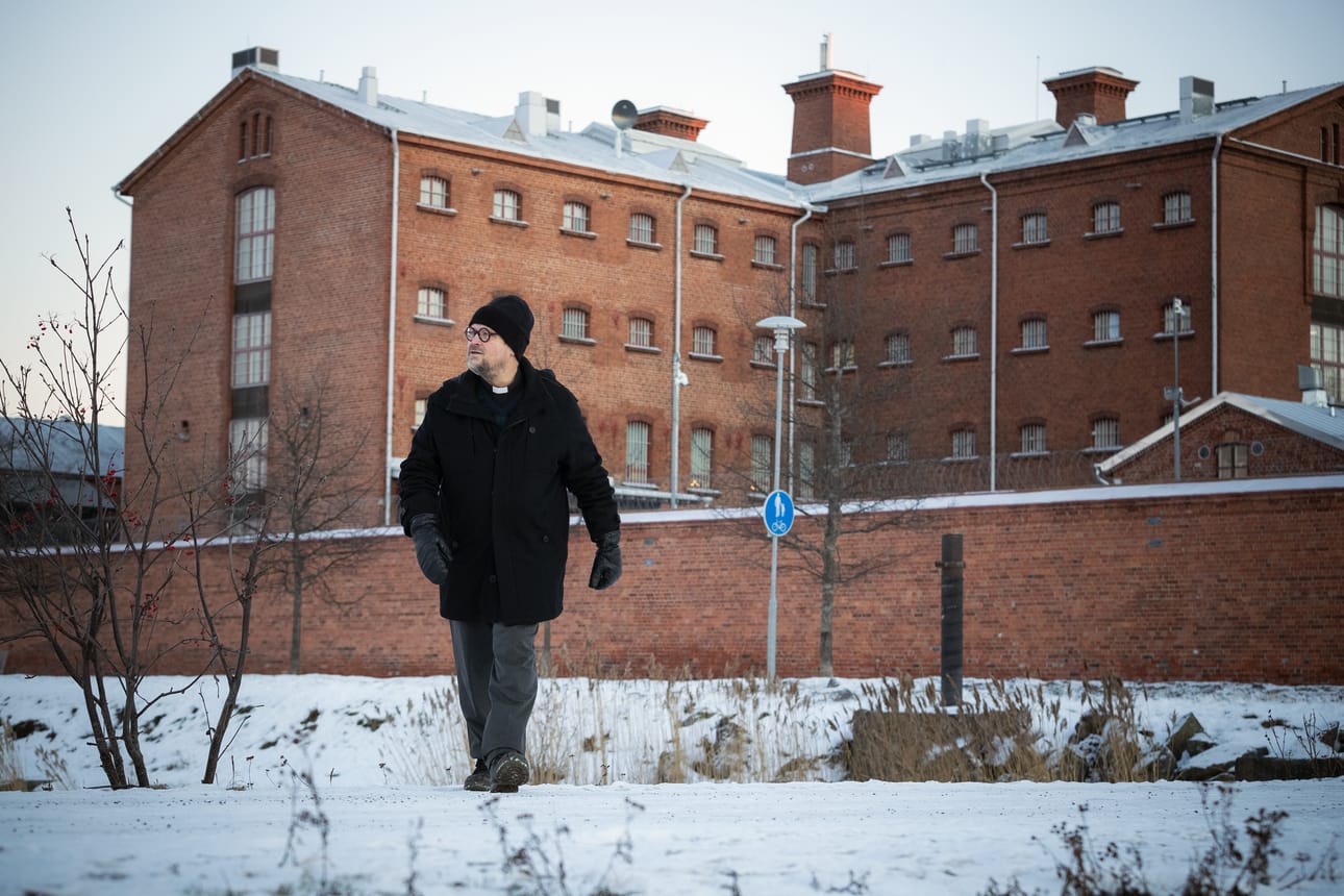 Vankilapastori Juha Haapaniemi pitää aaton ja joulupäivän hartaustilaisuudet Vaasan vankilassa.