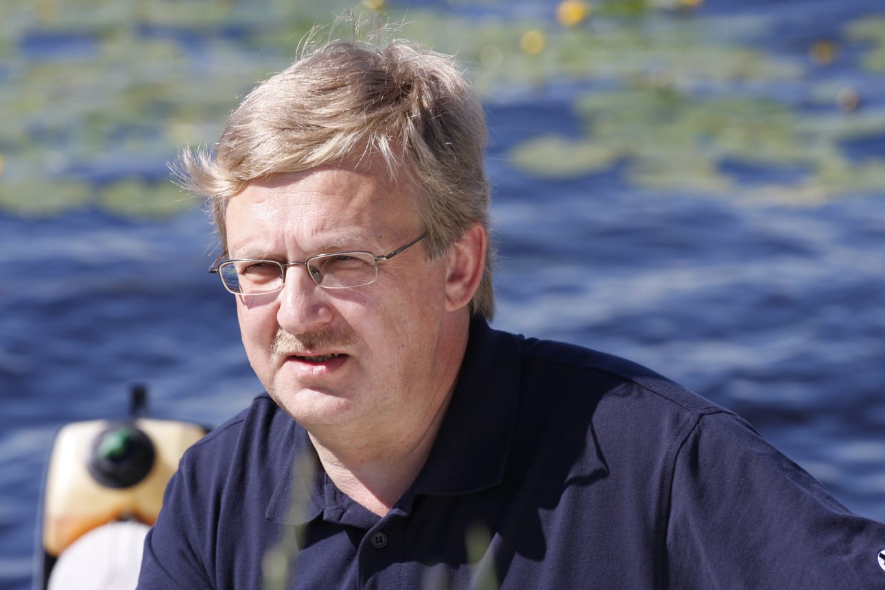Arkistokuva professori Ilkka Ruostetsaaresta kesän vietossa Nivalassa.