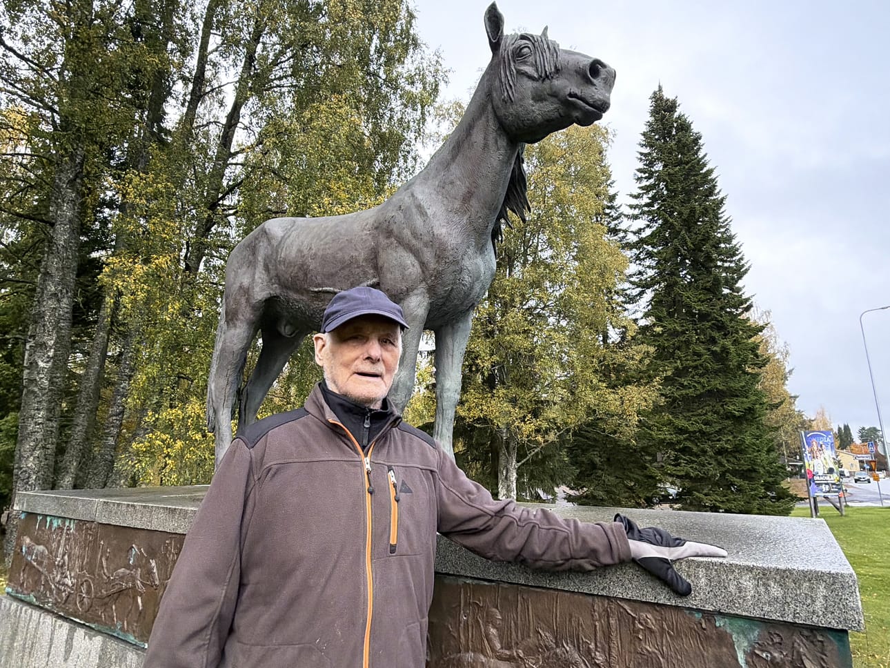 Matti Koivunen, 96, vierailemassa suomenhevosen patsaalla Seinäjoen Törnävällä.
