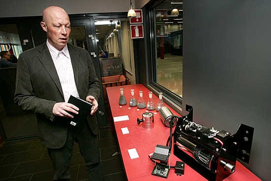 Toimitusjohtaja Jari Lotvonen esittelee Proventian valmistamaa ja USA:han myytävää rekkojen apumoottoreiden pakokaasujen partikkelisuodatinta. Laitteen elektroniikka nuuskii laitteen vastapainetta. Kun se nousee liian suureksi, suodattimen lämpötila nostetaan niin suureksi, että sisälle jääneet pienpartikkelit tuhoutuvat