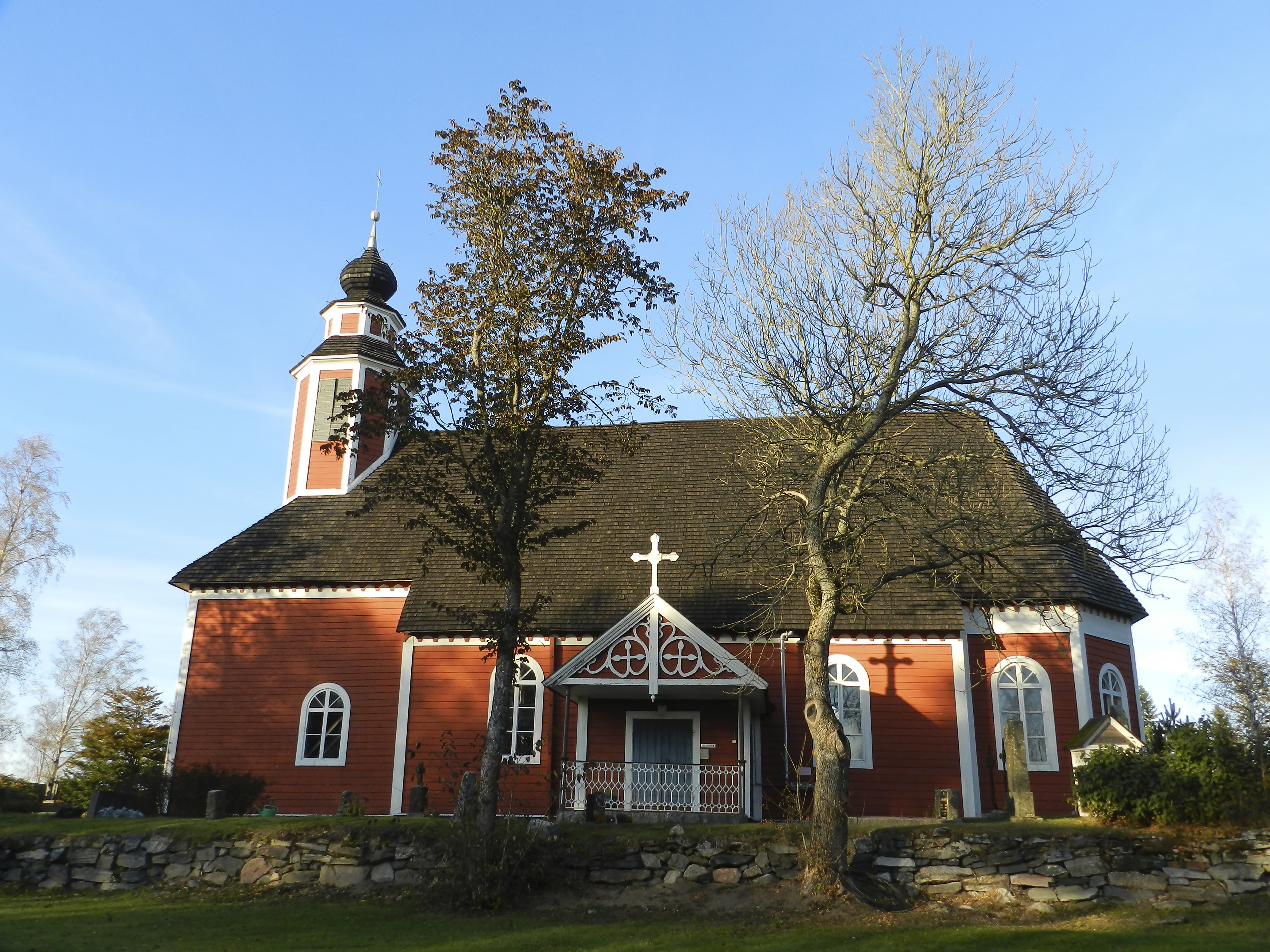 "Nötön kirkko, Nötön saaressa (Nauvoa) edustaa persoonallista saaristolaiskirkkoa. Pieni kooltaan, koristeellinen, punamultainen. Saaristolaiskirkkoihin kuuluu olennaisena osana votiivilaiva sisällä, katosta roikkumassa."