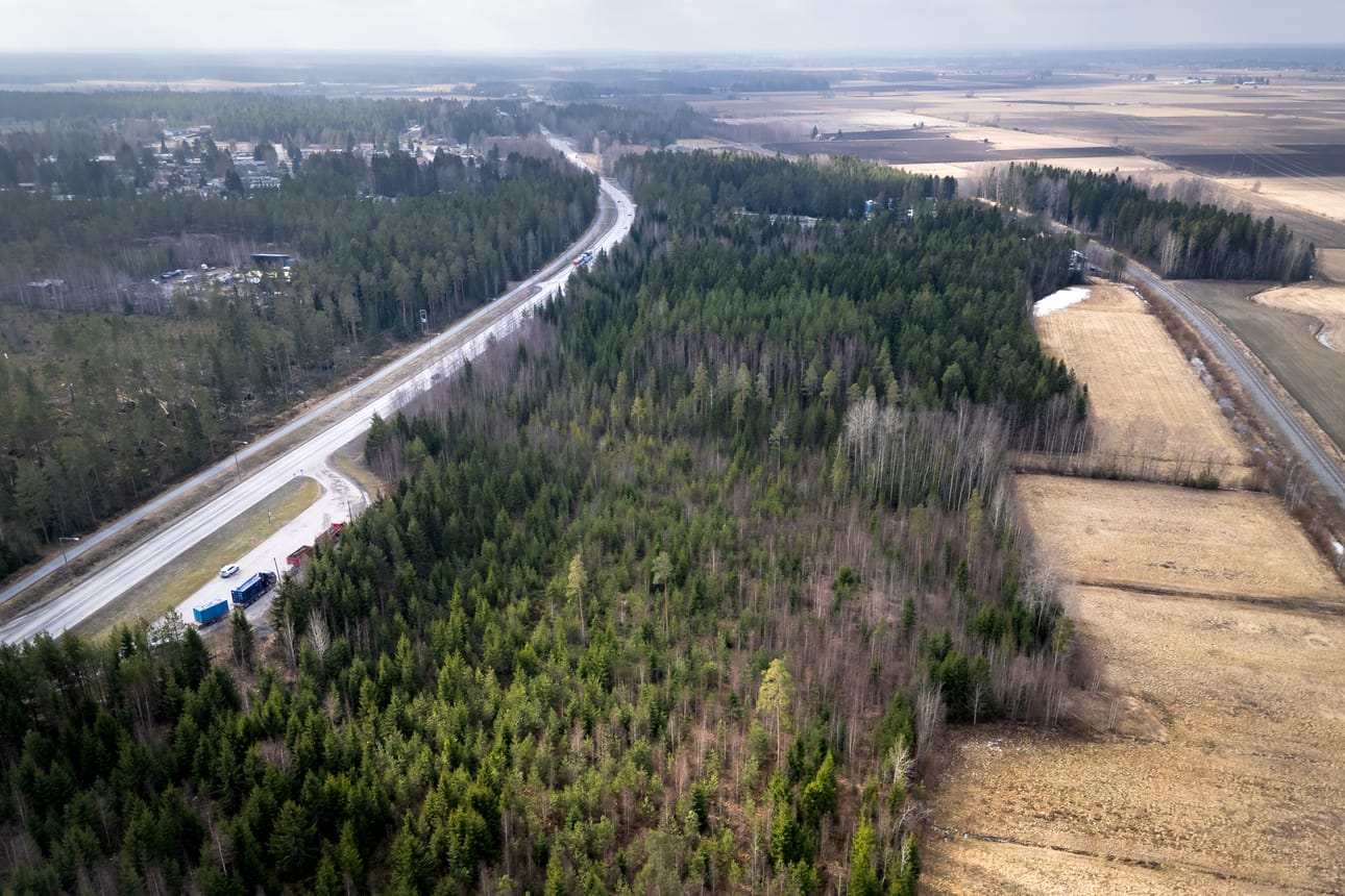Ilmajoen kunta suunnittelee akkuvarastoa Ahonkylän levähdyspaikan viereen kantatie 67:n varrelle. Hanke vaatii 60–80‑vuotiaan metsän kaatamista.