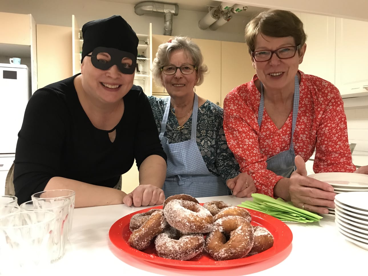 Demarien Jaana Tyni, Seija Karjalainen ja Leena Mustonen tarjoilivat munkkeja Kitkantorin kerholla vappuaattona.