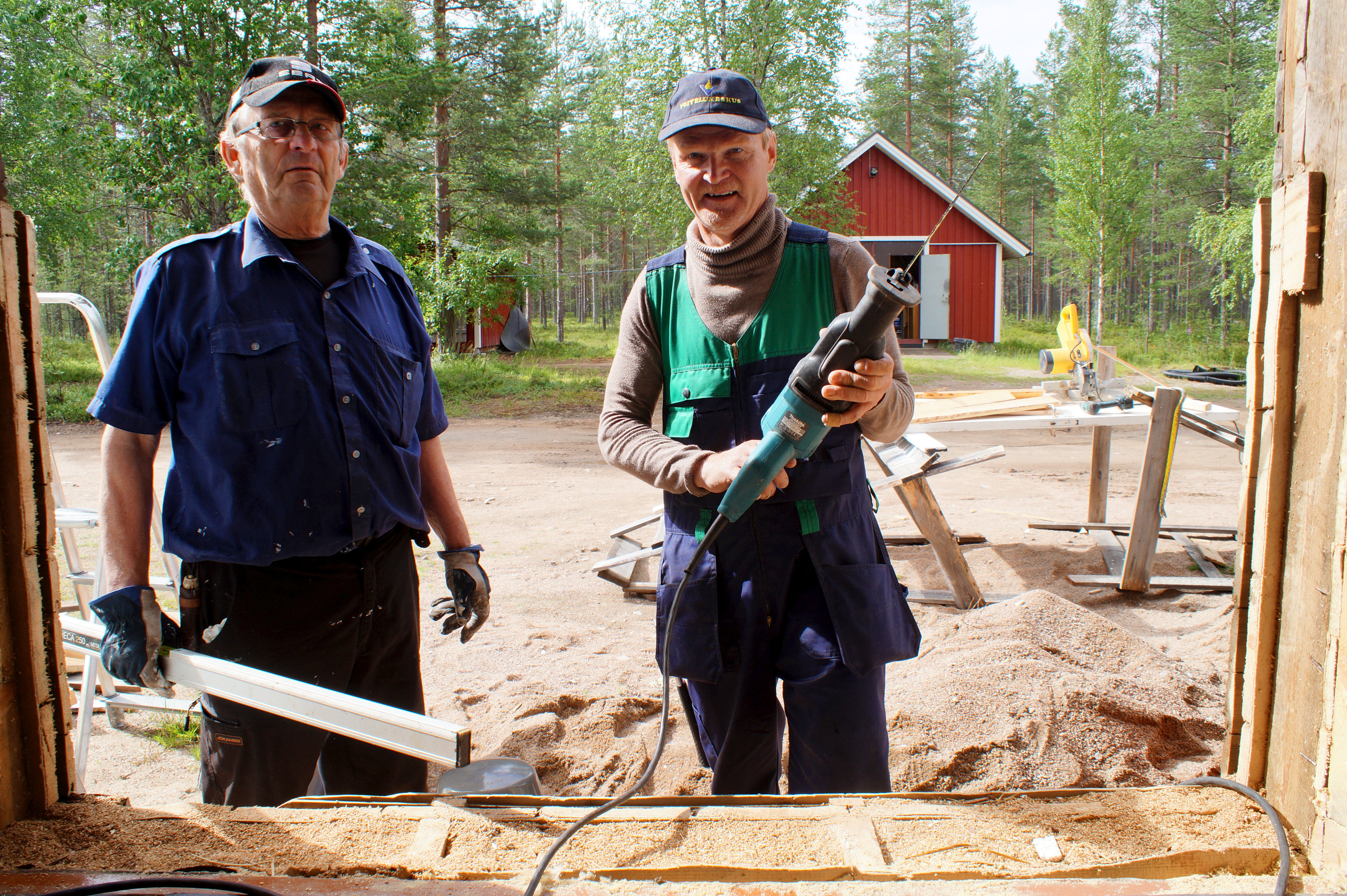 Pintamon kylätalolla on pantu töpinäksi – työn äänet ja tanssimusiikki vuorottelevat