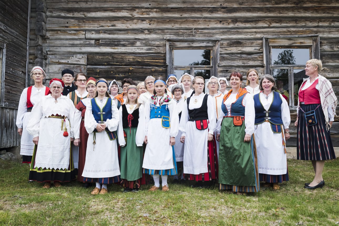 Kansallispukujen tuuletuspiknikin suosio yllätti järjestäjät. Kaikkiaan ihmisiä saapui paikalle noin 60.