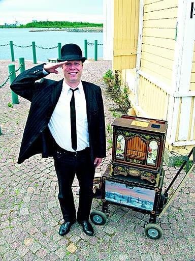 Myös Orgelbaun Raffin -tehdas teki neljän kappaleen sovitukset tuoden oman perinnetietoisen näkemyksensä mukaan Jarmo Saitajoen posetiiviin.