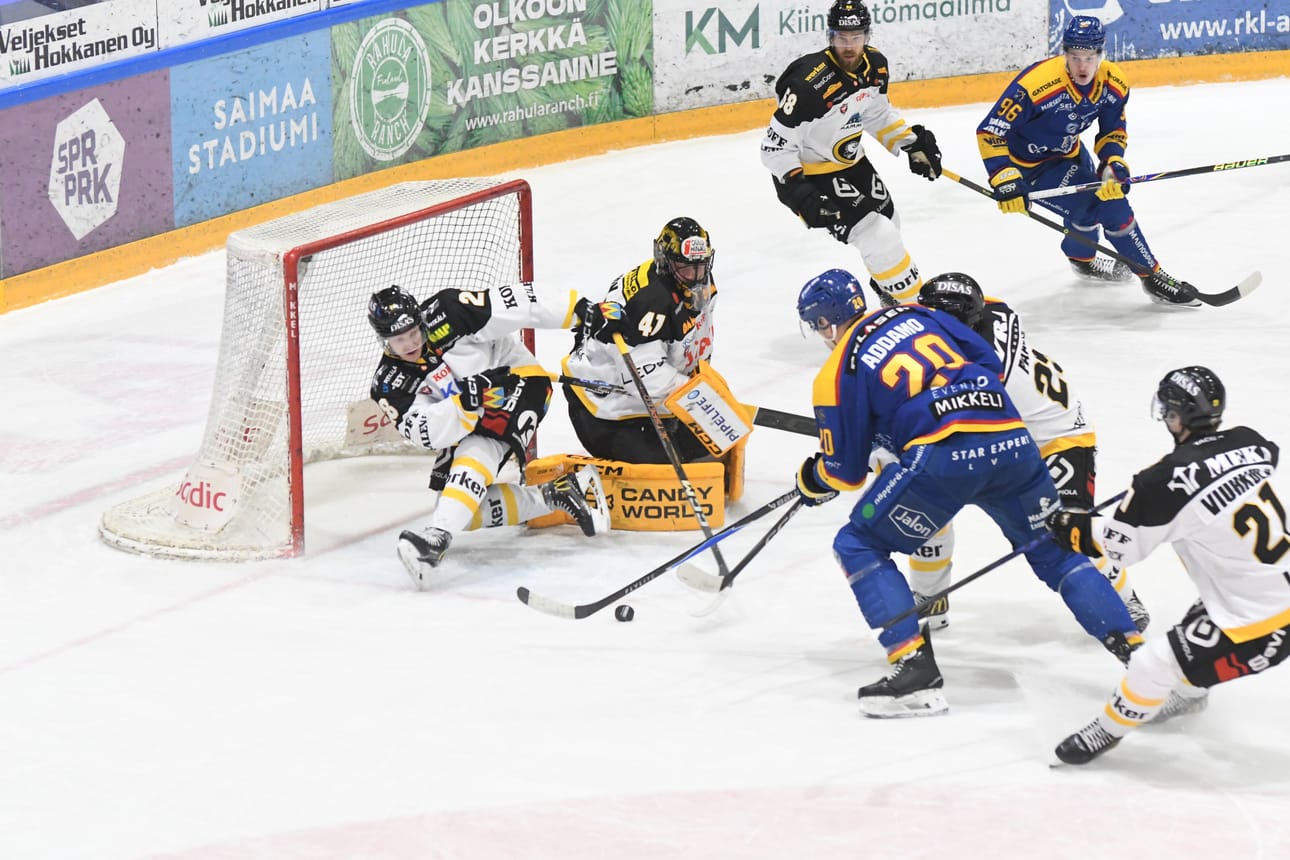 Kasperi Ojantakanen yritti estää Jukurien hyökkäystä maalivahti Niklas Rubinin apuna.