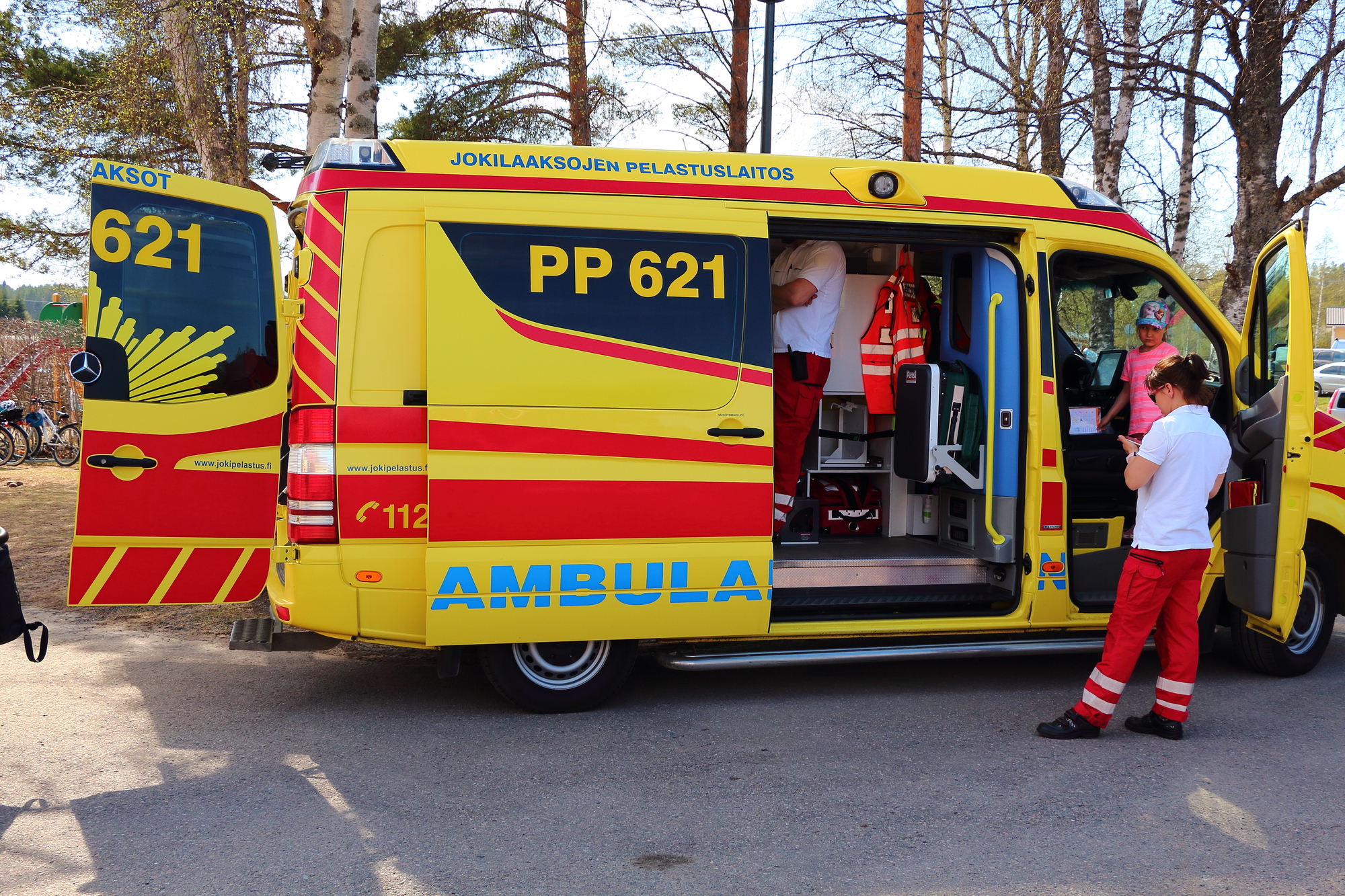 Ambulanssi oli yksi kiinnostuksen kohteista lauantain turvapäivässä.