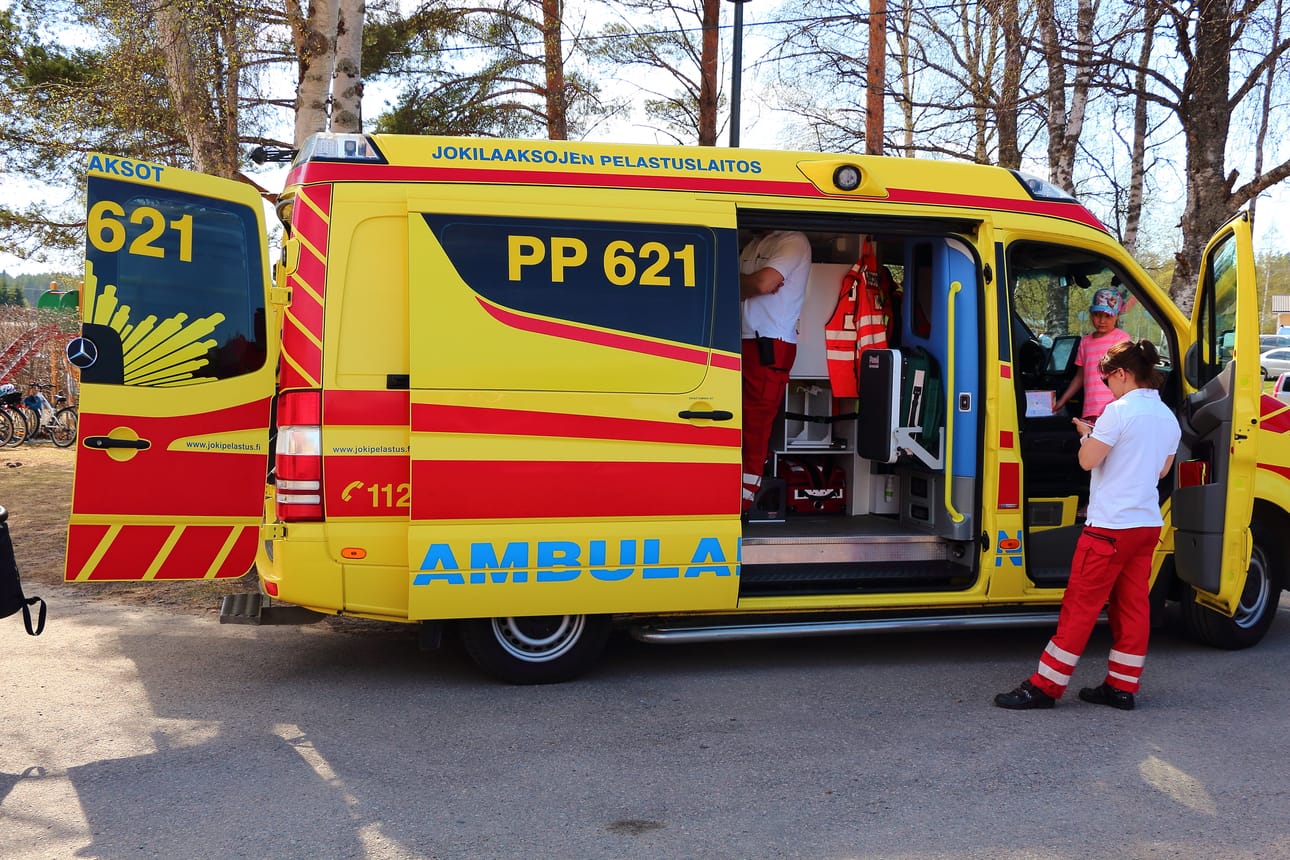 Ambulanssi oli yksi kiinnostuksen kohteista lauantain turvapäivässä.