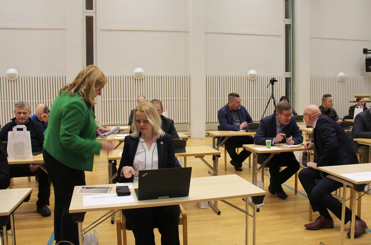 Ääntenlaskija Tuula Mäki-Fränti jakoi kullekin valtuutetulle äänestyslipukkeen Kauhavan kaupunginvaltuuston kokouksessa maanantaina.