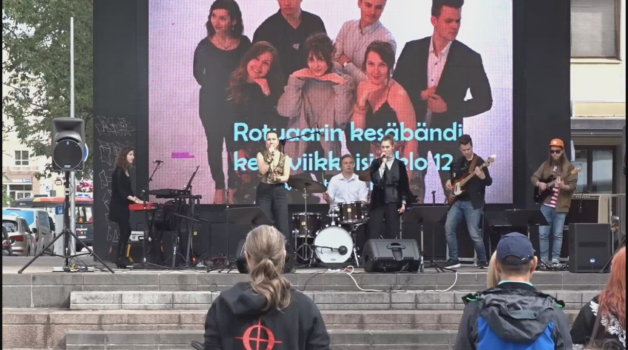 Kesäbändi soittaa Rotuaarilla