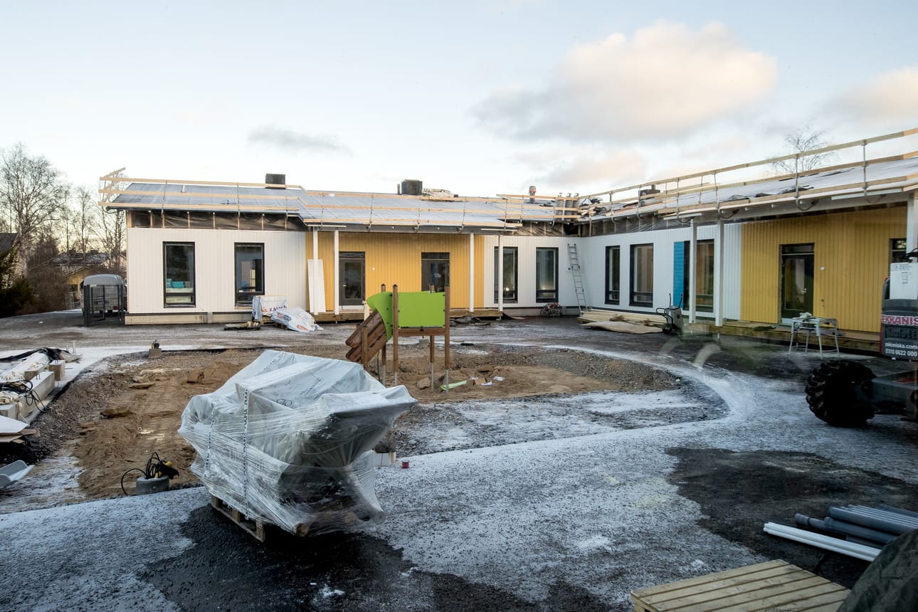 Lybeckerinpuiston päiväkoti, joka on noussut pikapikaa Vihastenkarin päiväkodin paikalle, näyttää ulkoa nyt tältä. Se on rakennettu moduleista, jotka on valmisettu Woodcompin tehtaalla Raahessa.