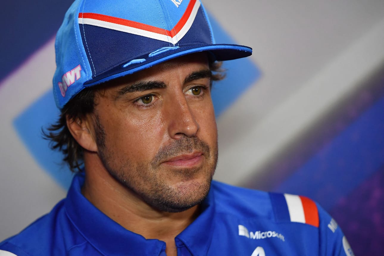 Fernando Alonso jättää Alpine-tallin ja siirtyy Aston Martinille monivuotisella sopimuksella ensi vuodesta alkaen.