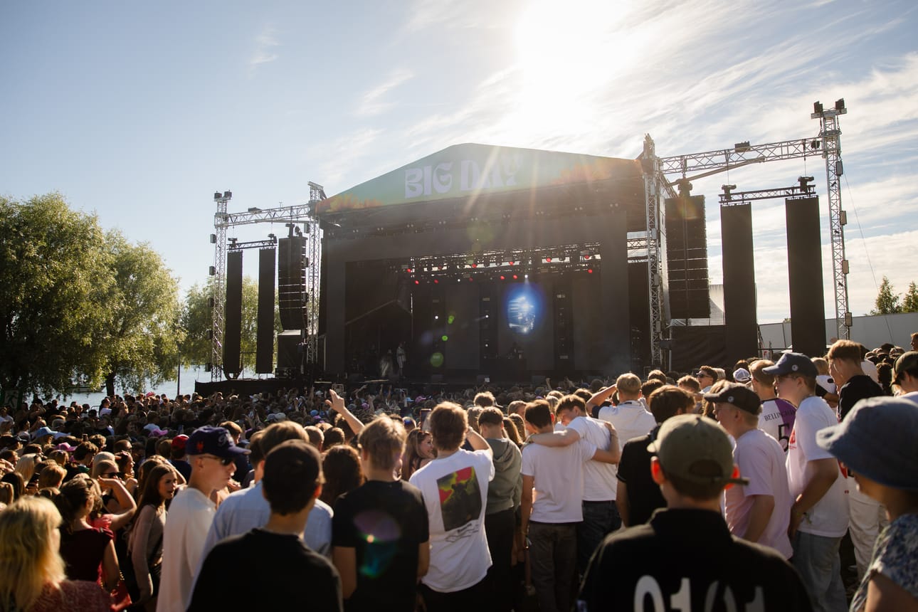 Aurinko lämmitti festarikansaa perjantaina.