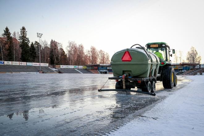 Hietalahden pesäpallokentän jäälle pääsee näillä näkymin viikonloppuna. KUVA: PAULA KASKIMAA