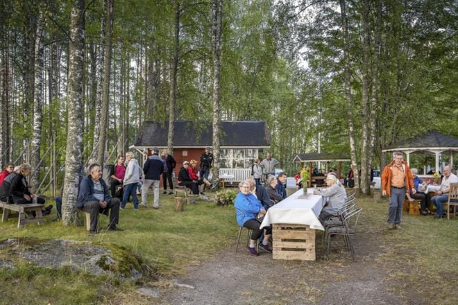 Kesäsoinilaiset viettivät mukavaa iltaa Hankajärven rannalla. KUVAT: AARRE LÖYTÖMÄKI