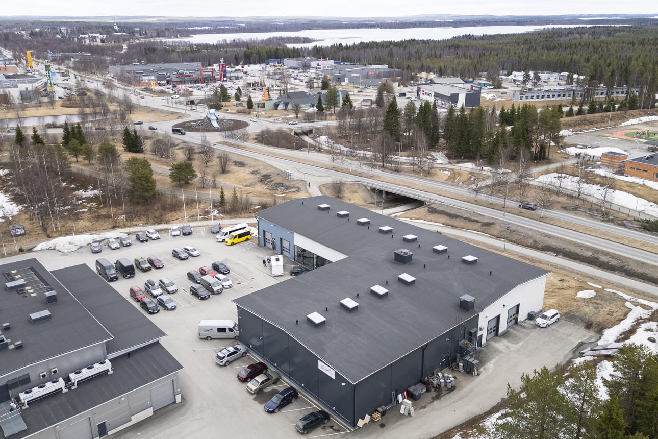 Revontulentie 2:sta irtisanotaan kolme vuokrasopimusta. Kuusamon autohuolto ottaa käyttöönsä kaksi hallia, jotka näkyvät kuvassa oikealla rakennuksen valkoista seinää vasten.