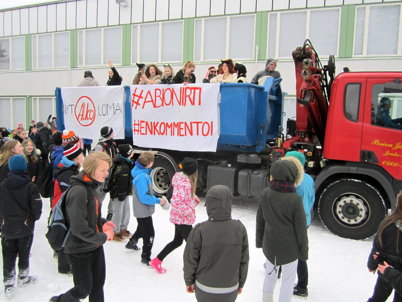 Abit pyörähtivät yrittäjä Jouko Aholan kuorma-auton lavalla koulun pihasta mutkin taajamassa.