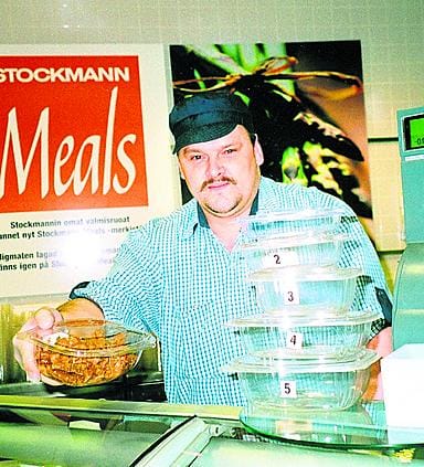 Ekologinen vaihtoehto. Oulun Stockmannin lihamestari Timo Pitkäranta muistuttaa, että mullaksi maatuvat rasiat täytyy hävittää biojätteen mukana.